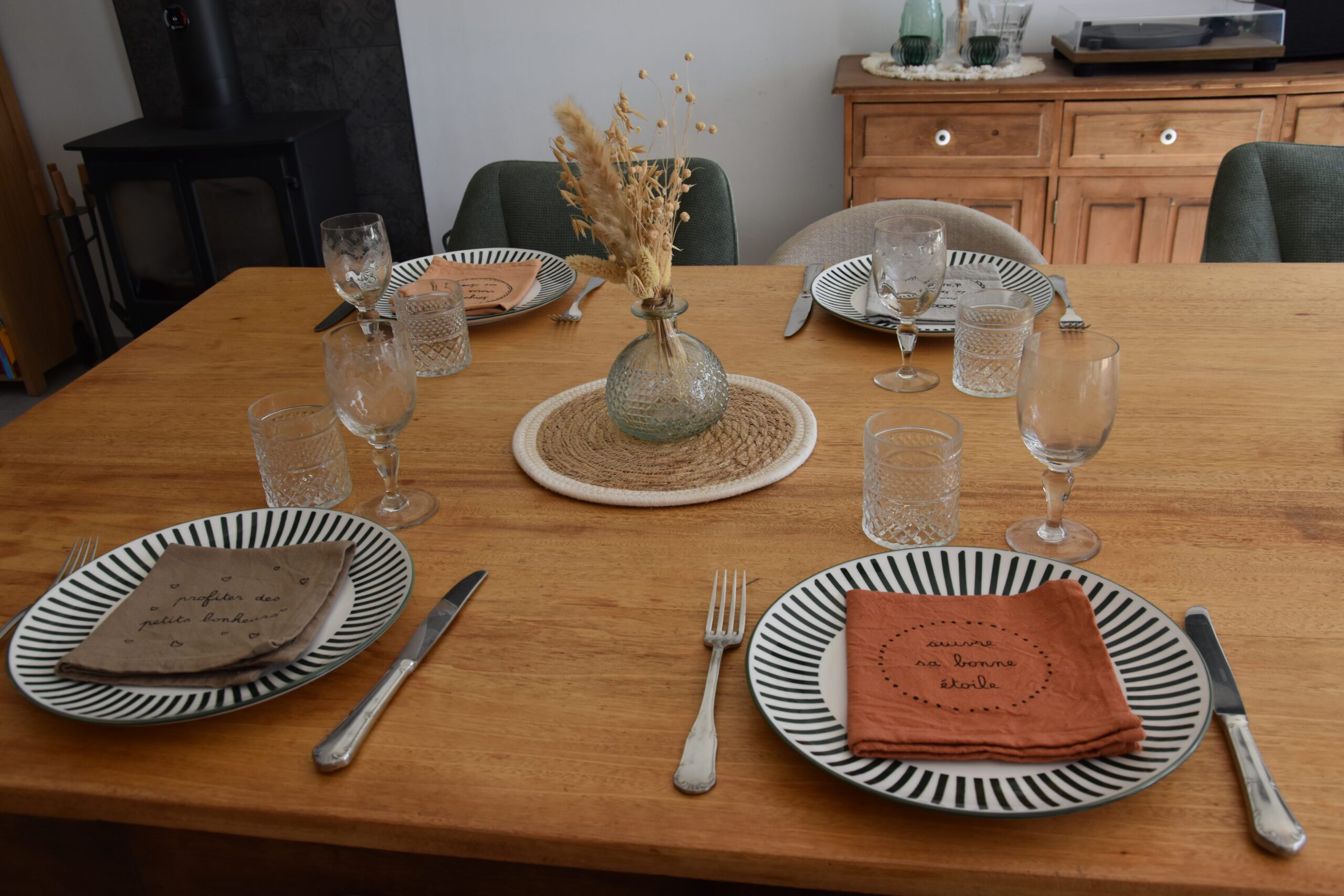 Lire la suite à propos de l’article Une jolie table, simple et naturelle